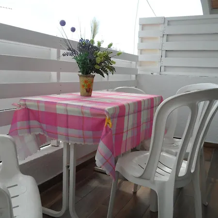Sunshine Apts, Two Bedroom , Free Internet, No 3 Апартаменти