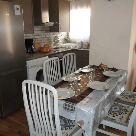 Sunshine Apts, Two Bedroom , Free Internet, No 3 Апартаменти